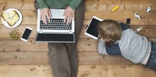 enfants avec une tablette tactile