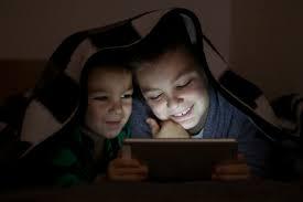 Résultat de recherche d'images pour "photos enfant avec tablette"