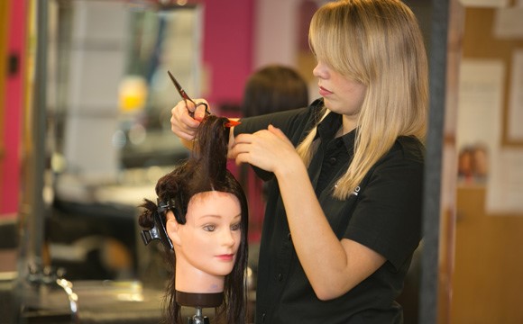 Faire sa formation coiffure en école