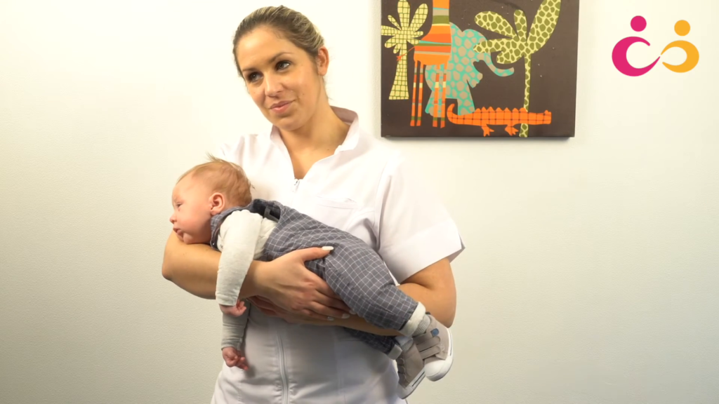 Bébé sur le ventre, soutenu par le porteur