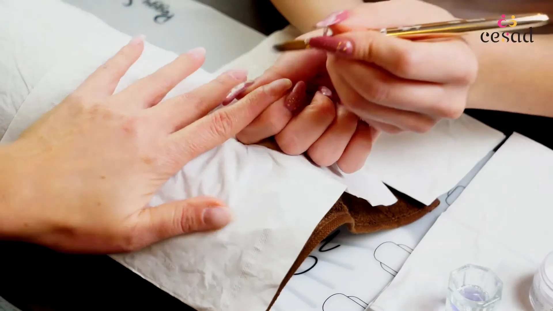 Application de la résine sur l'ongle