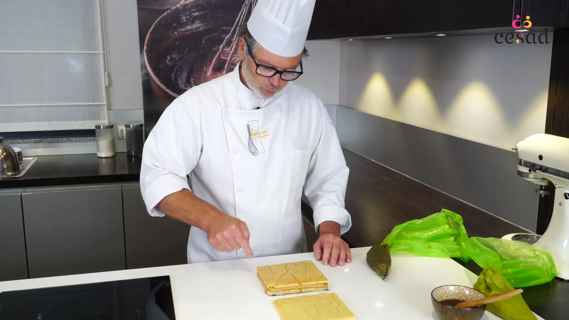 Application de la ganache sur le gâteau