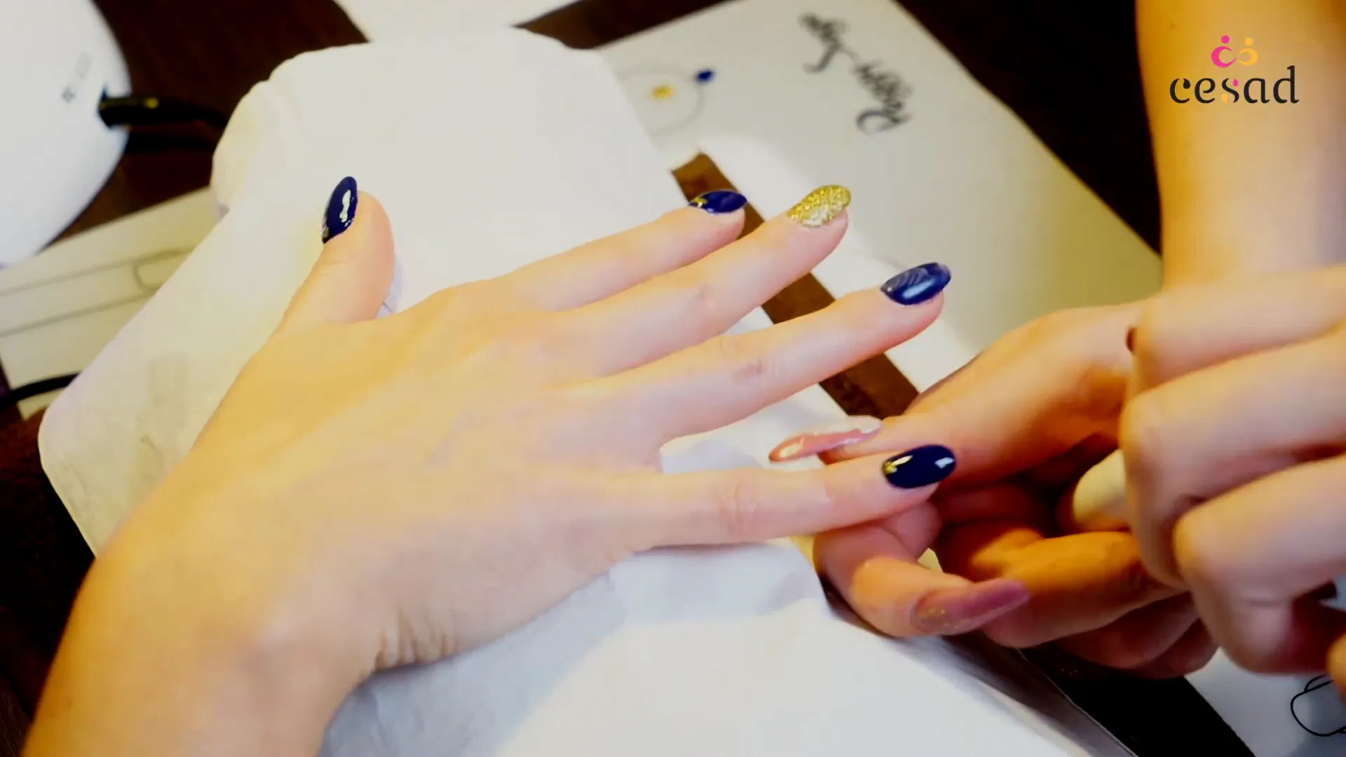 Application du top coat sur l'ongle