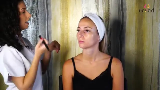 Application de la base de maquillage