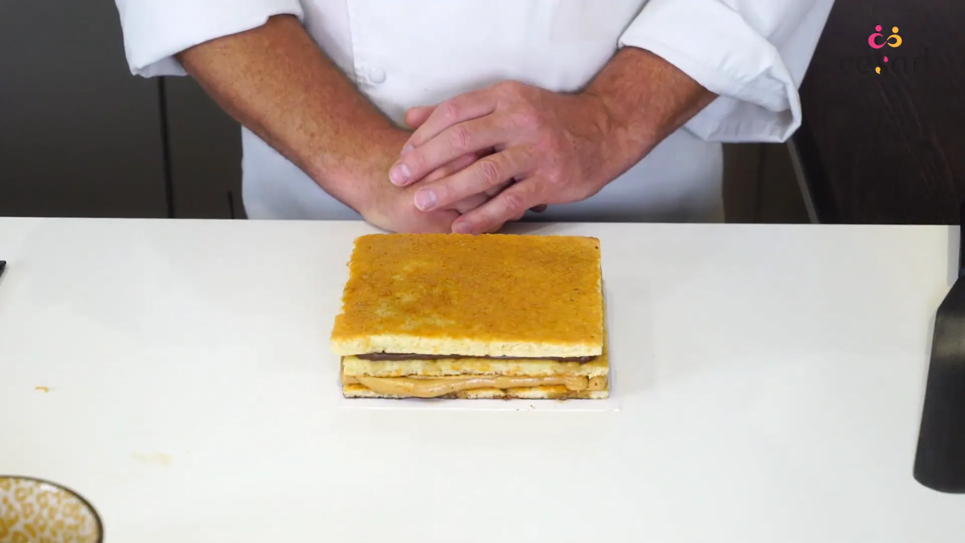 Application de la crème au beurre pour la finition