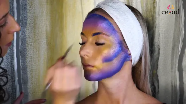 Dessin du sourcil avec fard à l'eau bleu