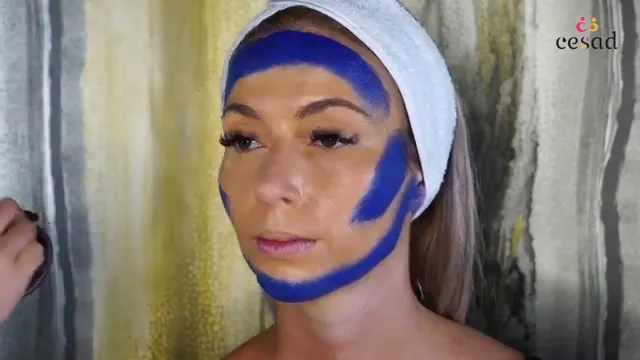 Dégradé du fard à l'eau bleu avec du violet