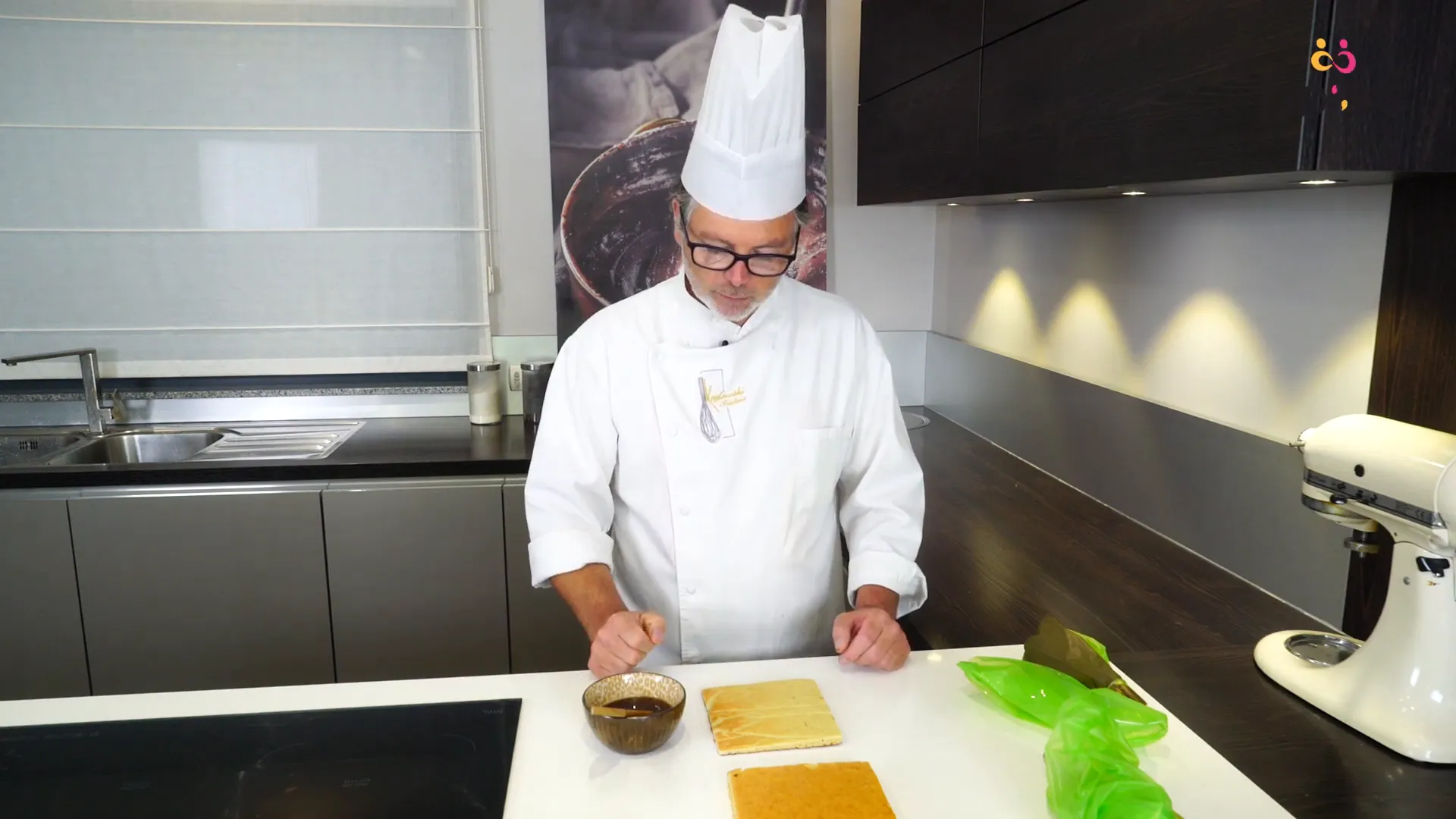 Punchage du biscuit avec le sirop