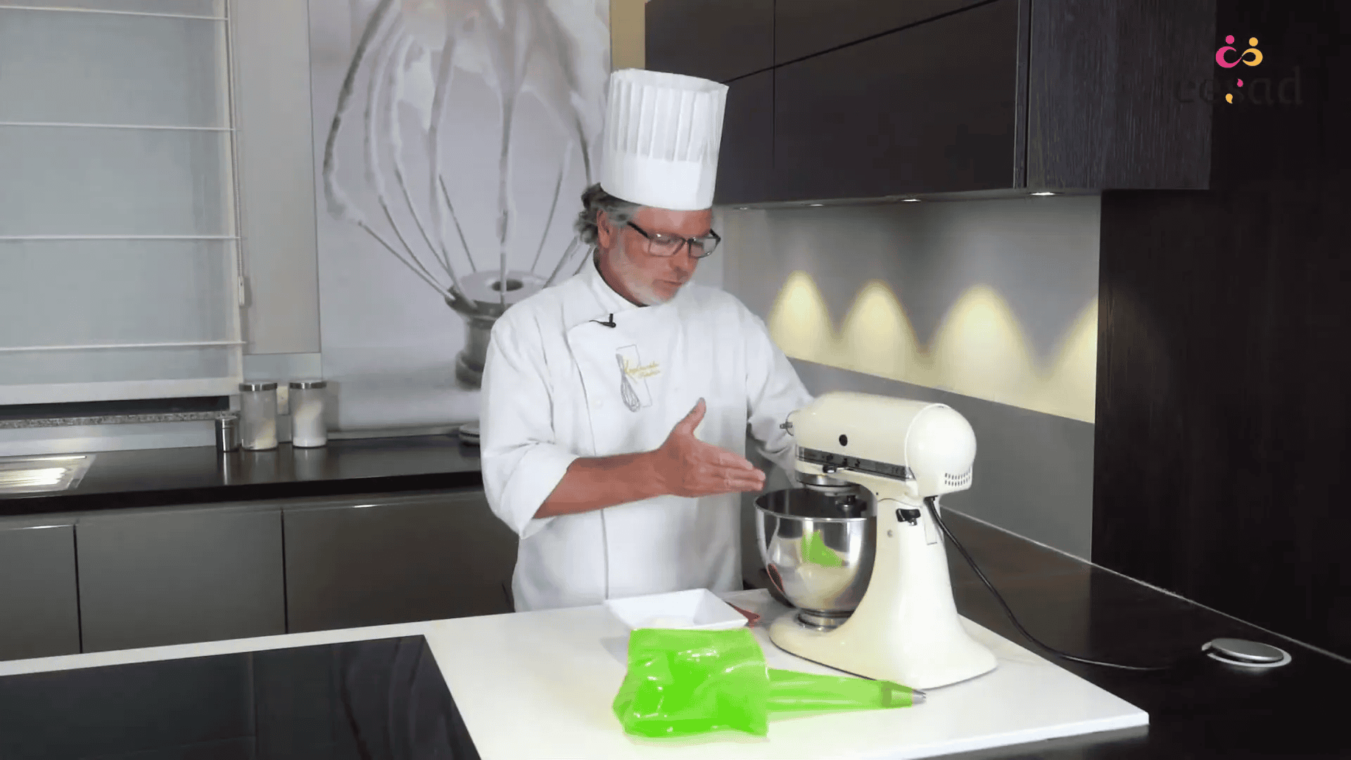 Batteur avec les blancs d'oeufs