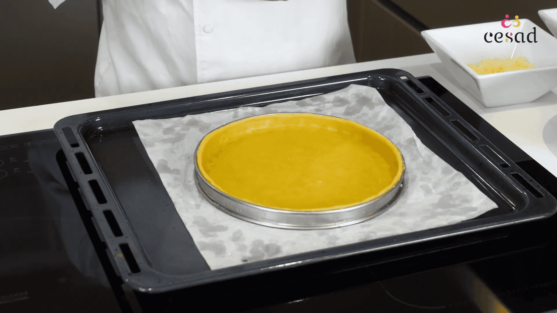 Déposer du fromage dans le fond de la pâte