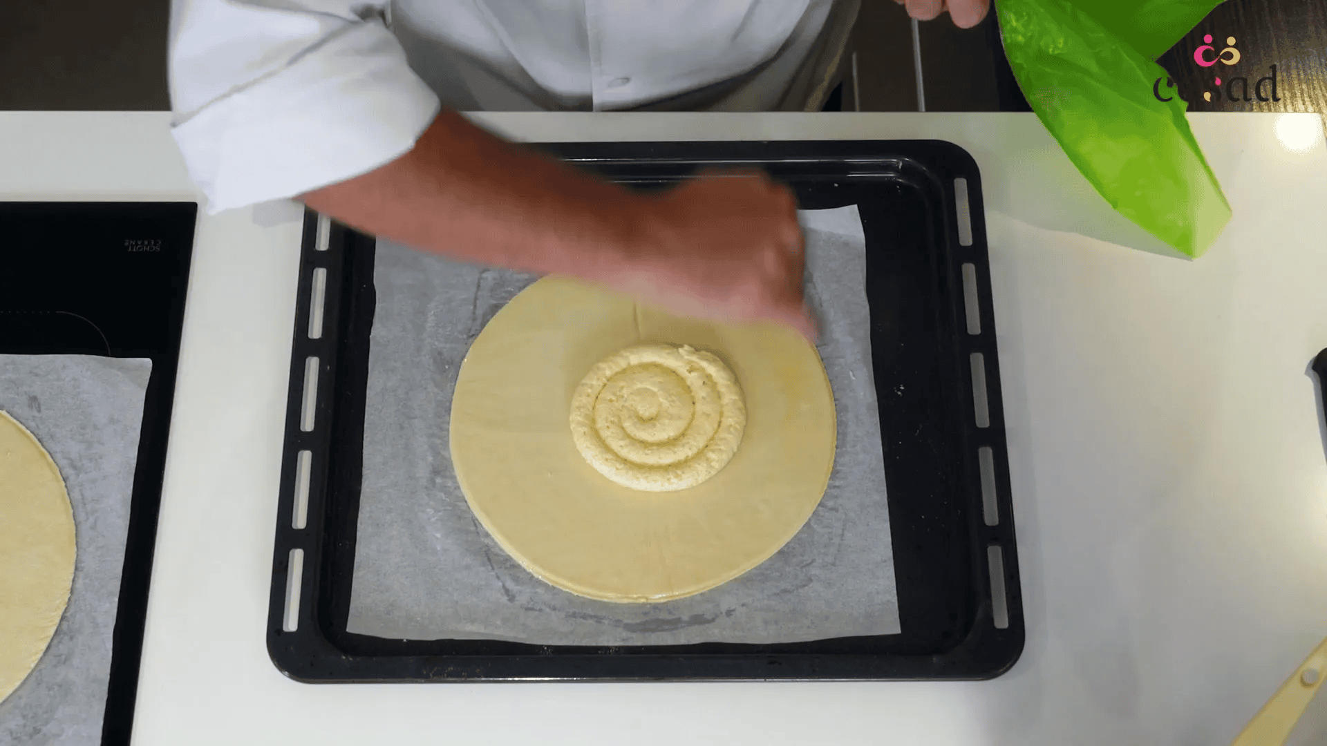 Garnissage de la galette avec de la crème d'amande