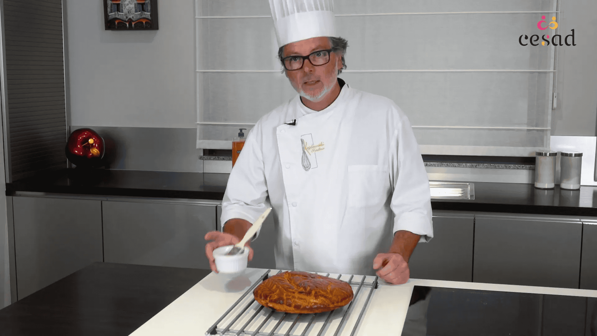 Application du sirop de sucre sur la galette