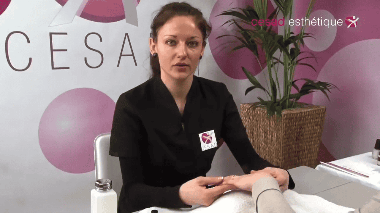 Application du vernis de finition