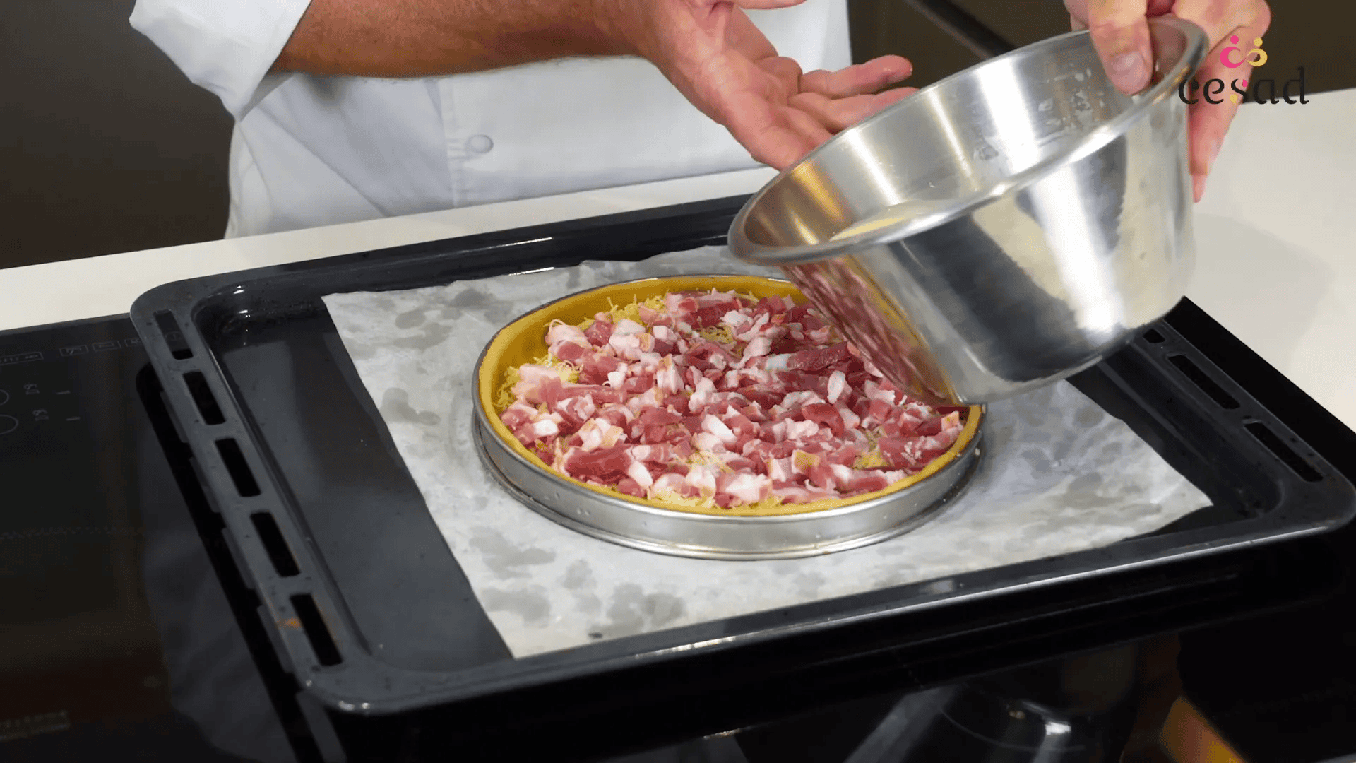 Verser l'appareil à quiche