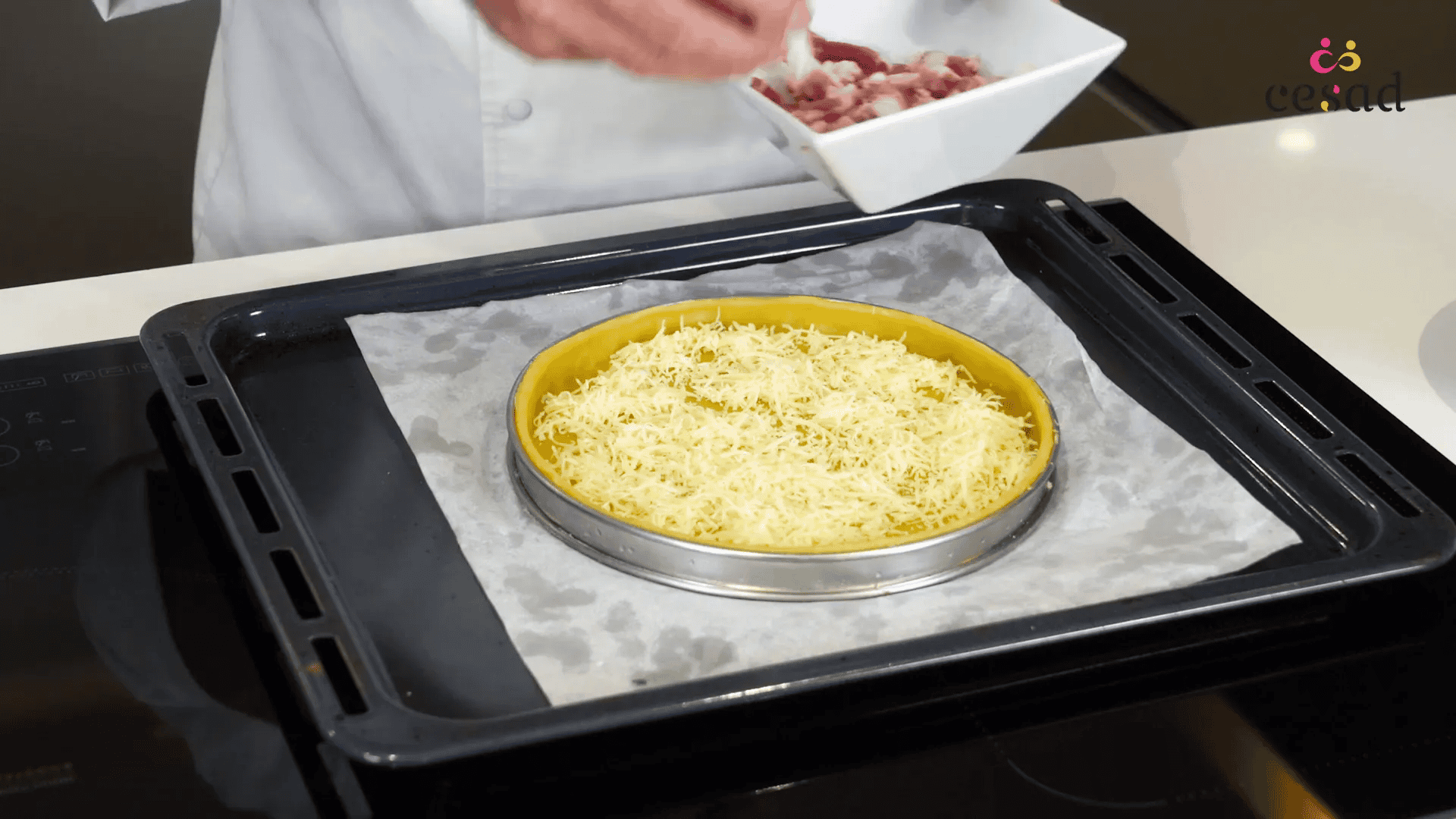 Ajouter les lardons dans le fond de la tarte