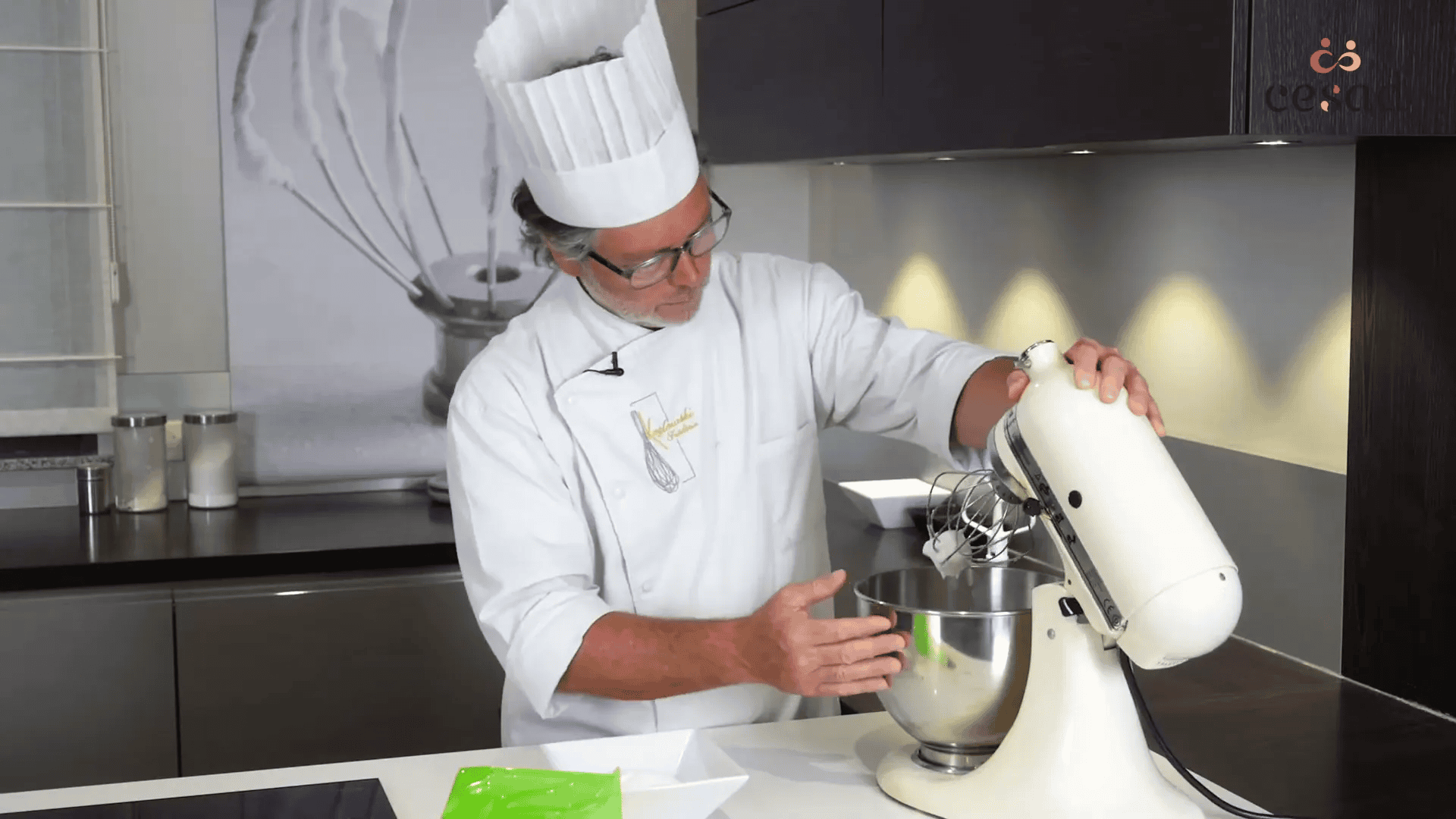 Ajout du sucre aux blancs d'oeufs