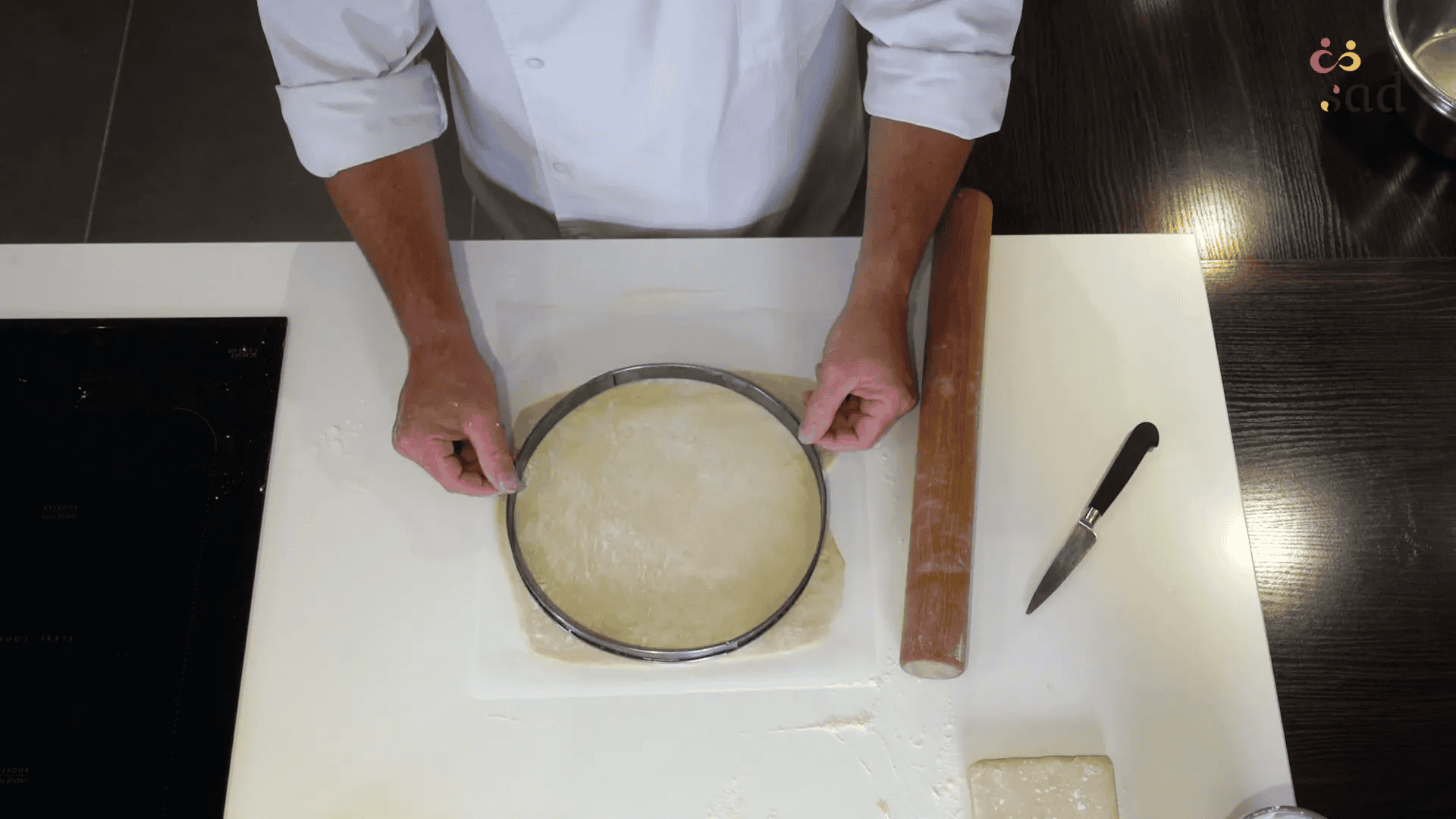 Pâte feuilletée étalée sur du papier cuisson
