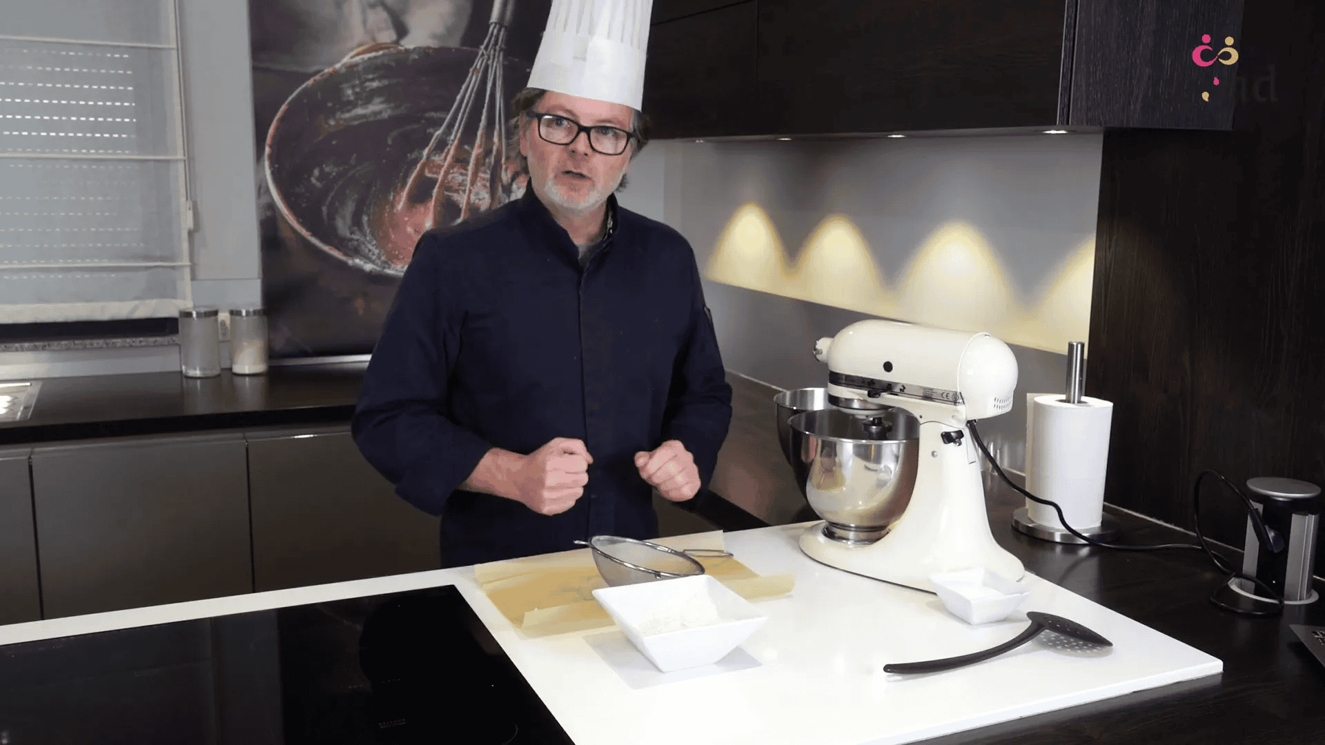 Tamiser la farine sur le papier sulfurisé