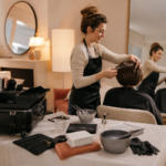 Créez une image éditoriale chaleureuse et réaliste représentant une coiffeuse à