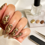 Créer une image éditoriale beauté en gros plan montrant une manucure Nail Art