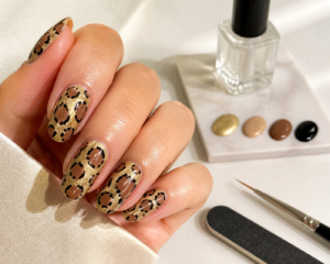 Créer une image éditoriale beauté en gros plan montrant une manucure Nail Art
