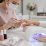 Créer une image éditoriale photoréaliste sur la pose de vernis semi permanent