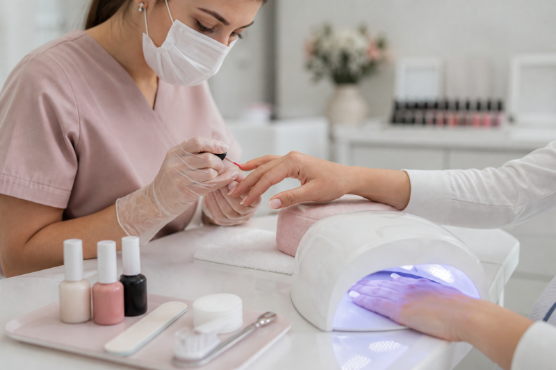 Pose vernis semi-permanent : guide complet 2025