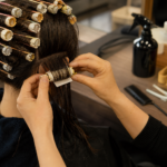 Créer une image éditoriale réaliste et élégante dans un salon de coiffure