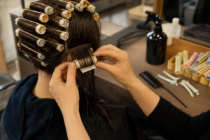 Créer une image éditoriale réaliste et élégante dans un salon de coiffure